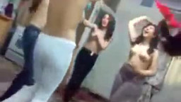 رقص بنات قحبات عاريات سكرانين من الديسكو